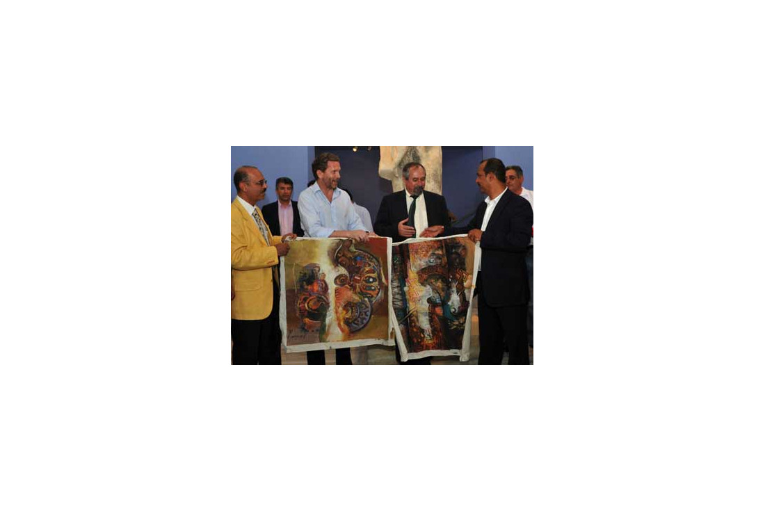 Almosawi presenting Greek Minister of Culture Pavlos Geroulanos two paintings