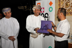 Ali receiving a commemorative gift from Khalid