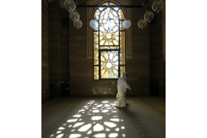 The reflection of the sun inside the Grand Mosque 