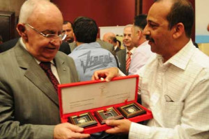 Ali presents gift to Muhammad Naji al-Otari