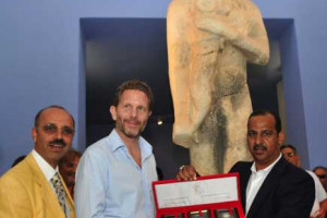 Ali presenting Greek Minister of Culture Pavlos Geroulanos Dilmun seals from National museum