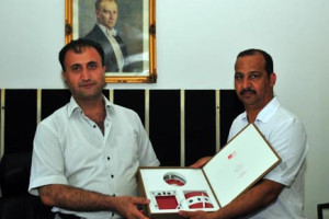 Ali presenting Yilmaz gift from Bahrain museum